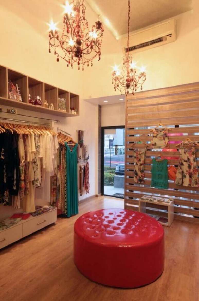 5. Loja decorada com puff redondo capiton&ecirc; vermelho &ndash; Foto: Pinterest