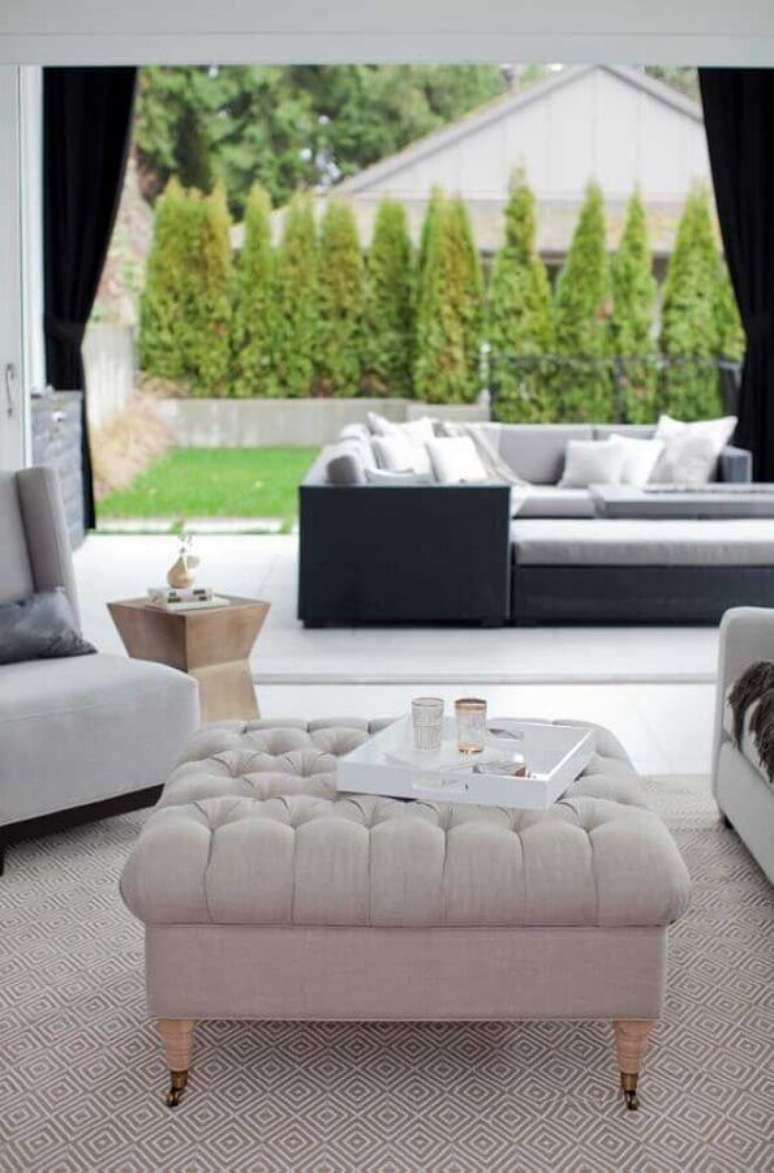 24. Decoração clean com puff capitonê com pezinho de madeira – Foto: Houzz