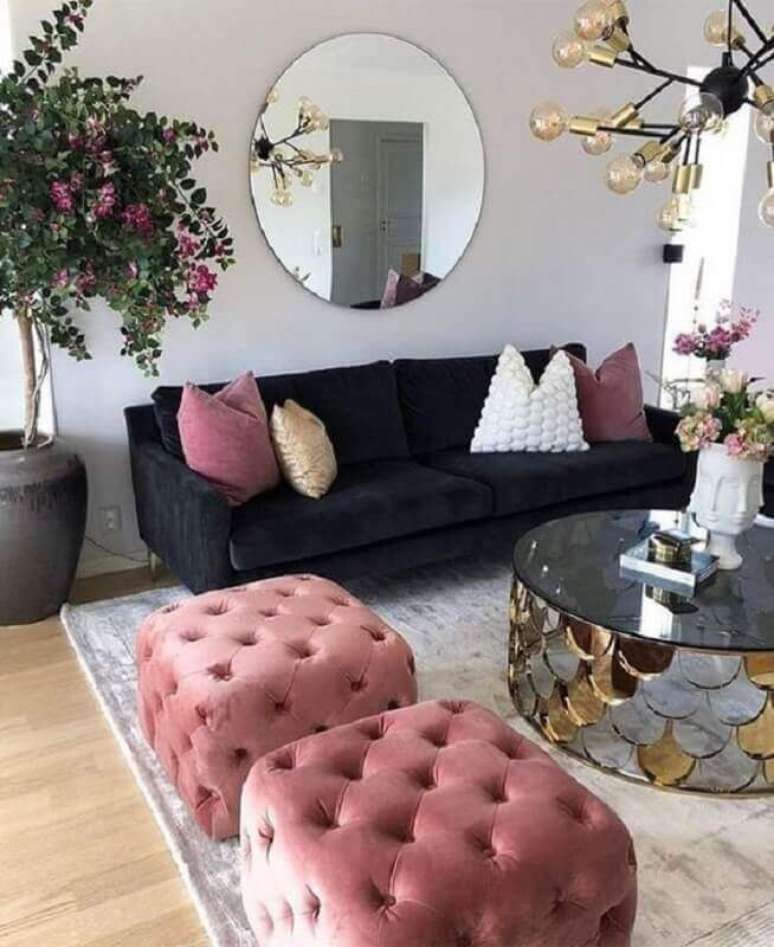 29. Sala de estar decorada com puff capitonê rosa e mesa de centro espelhada – Foto: Dizzy Home