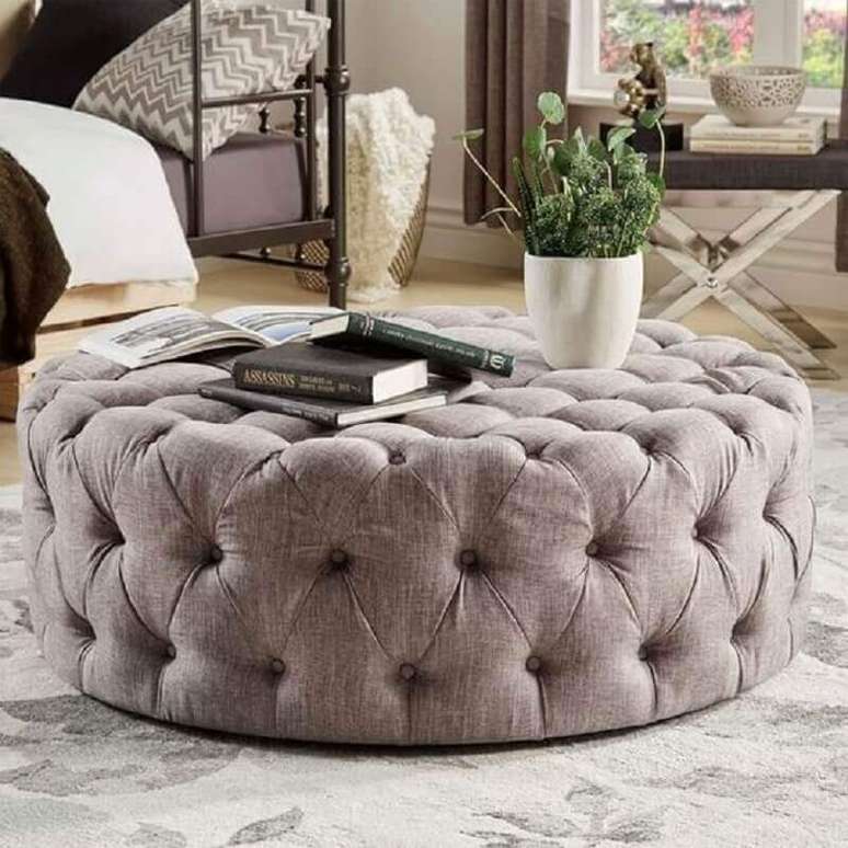 34. Decoração para sala com puff capitonê redondo como mesa de centro – Foto: Overstock