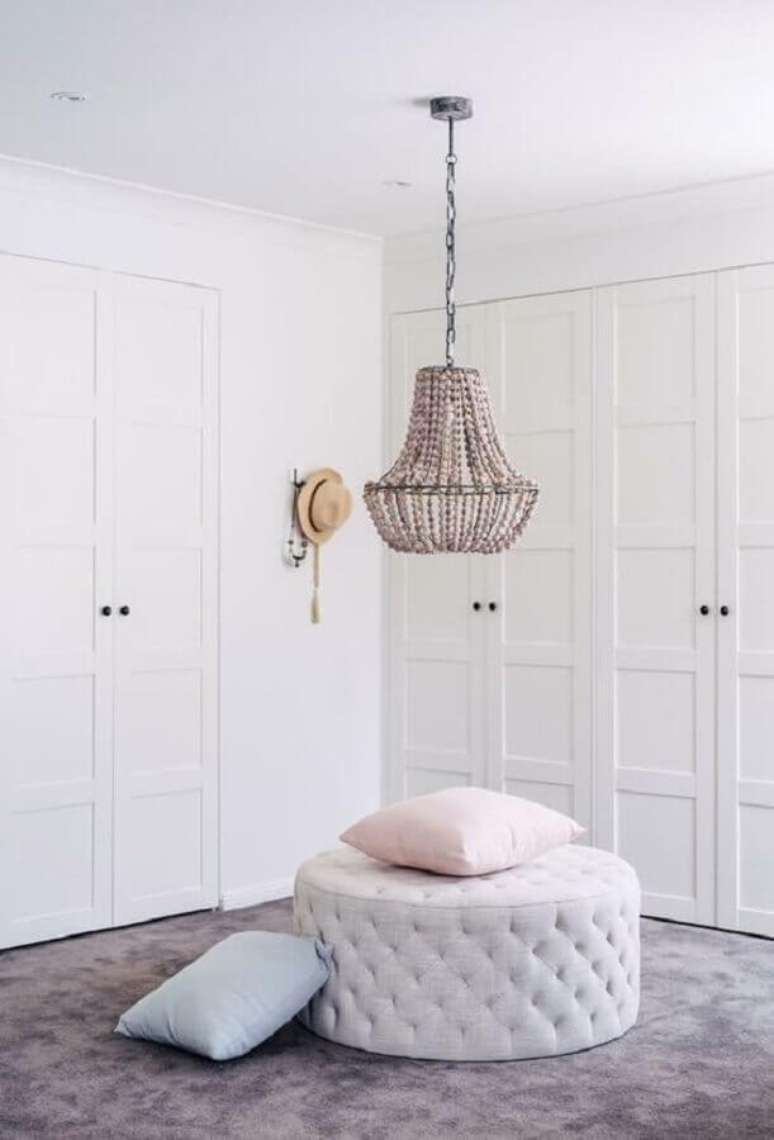 35. Puff redondo capitonê para decoração de closet planejado todo branco – Foto: Boca do Lobo