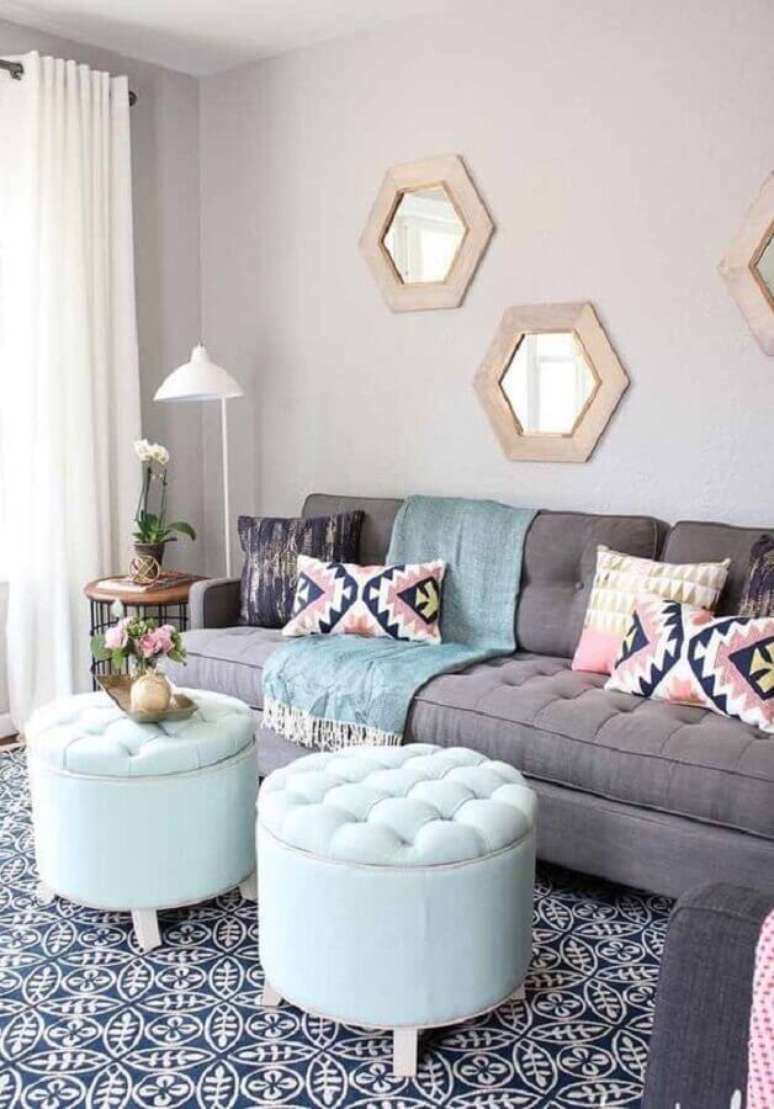 42. Sala cinza decorada com puff capitonê redondo e várias almofadas – Foto: Overstock