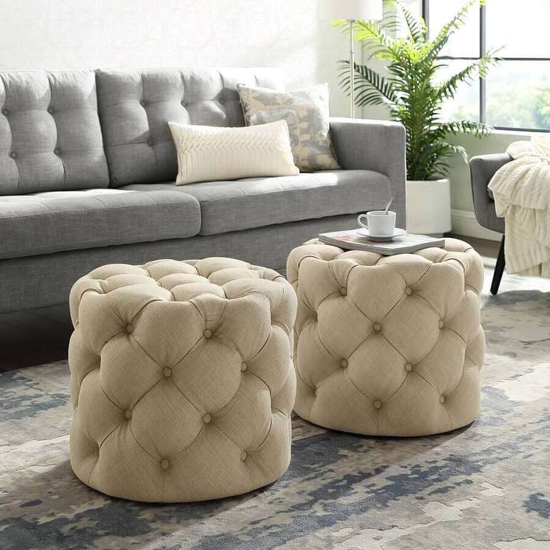 44. Dupla de puff redondo capitonê para decoração de sala com sofá cinza – Foto: The Home Depot