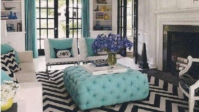 45. Mesa de centro puff capitonê para decoração de sala com tapete preto e branco – Foto: Decora Hogar