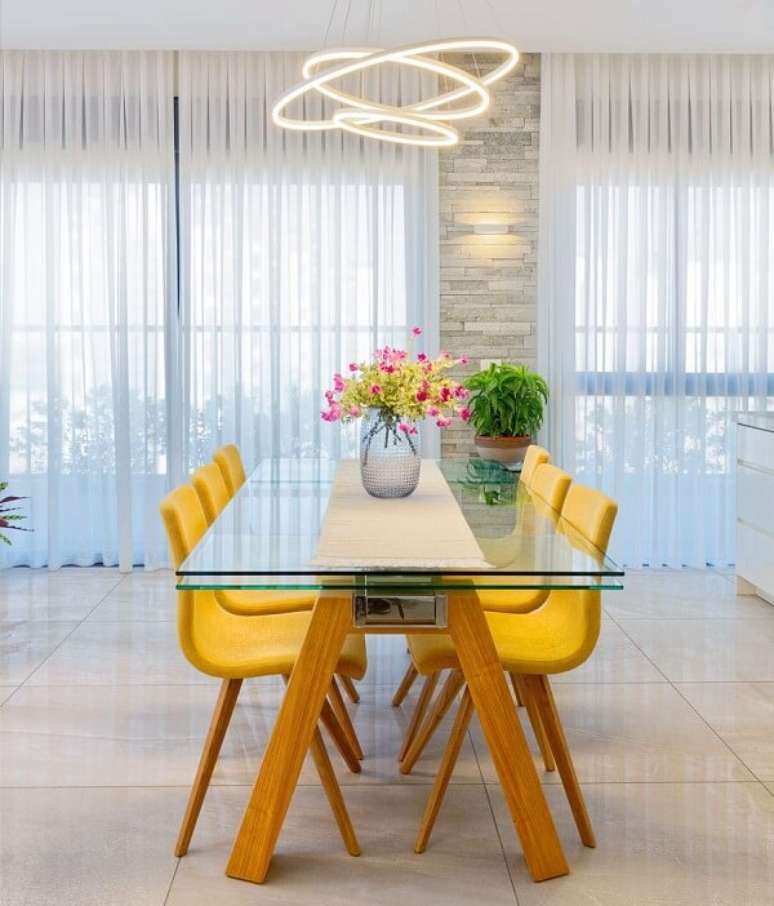 3. O cachepot de vidro para plantas pode decorar a mesa da sala de jantar. Fonte: Homepedia