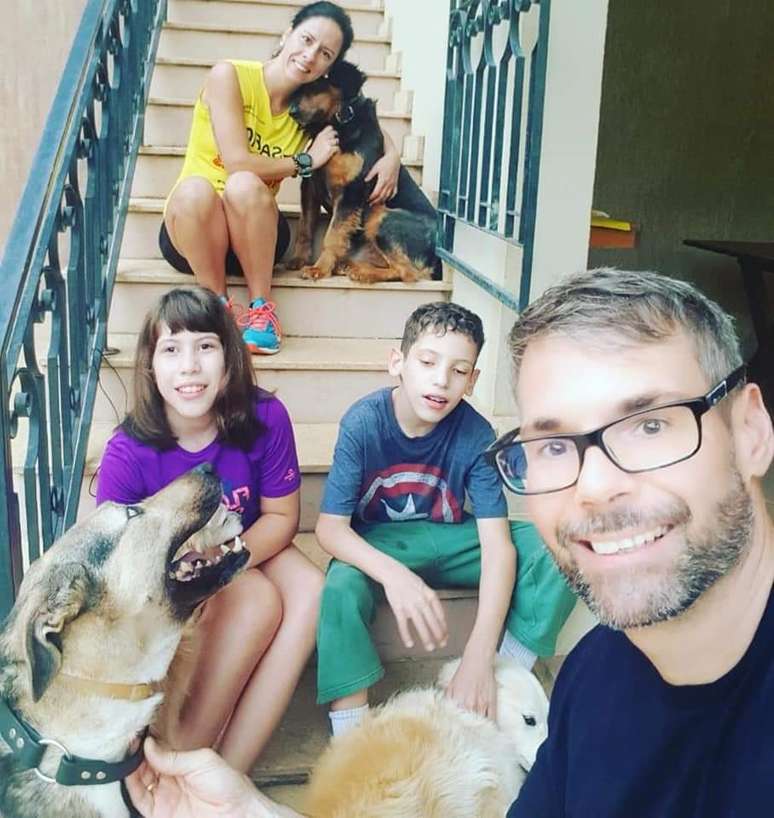 Pais e filhos vivem são apaixonados por animais e vivem junto com cinco cachorros