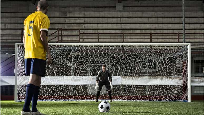 Velocidade da bola faz com que goleiro tente adivinhar lado em que jogador vai chutar pênalti