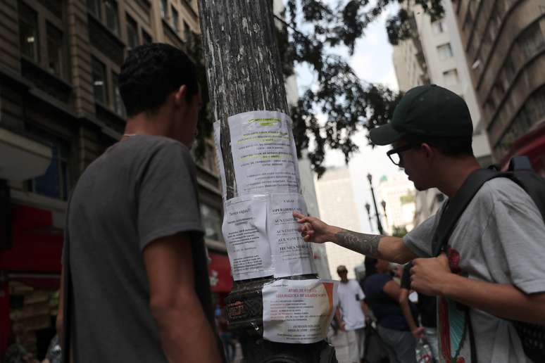 Jovens procuram vagas de emprego em anúncio no centro de São Paulo, SP
24/04/2019
REUTERS/Amanda Perobelli