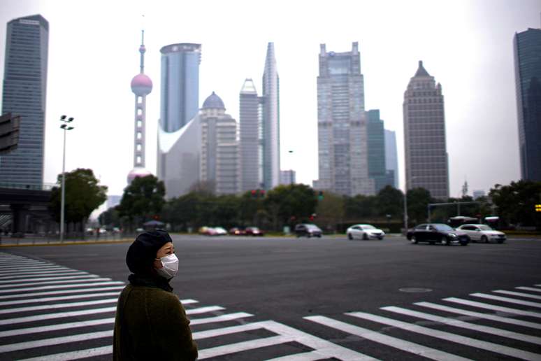 Mulher com máscara de proteção em Xangai
28/02/2020
REUTERS/Aly Song