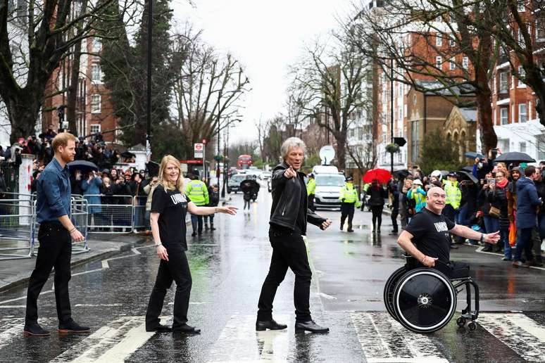 Príncipe Harry, Jon Bon Jovi e dois membros de coral passam por faixa de segurança que se tornou famosa com os Beatles
28/02/2020
REUTERS/Hannah McKay/Pool