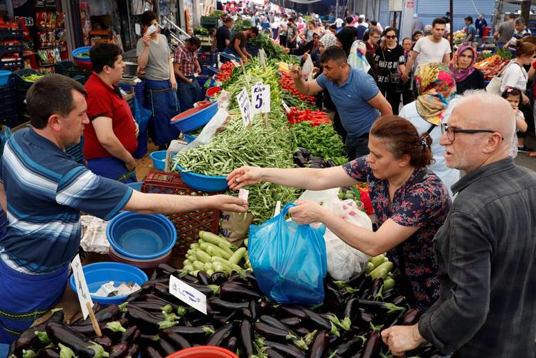 Pessoas fazem compras em mercado de Istambul, Turquia 
29/05/2019
REUTERS/Murad Sezer