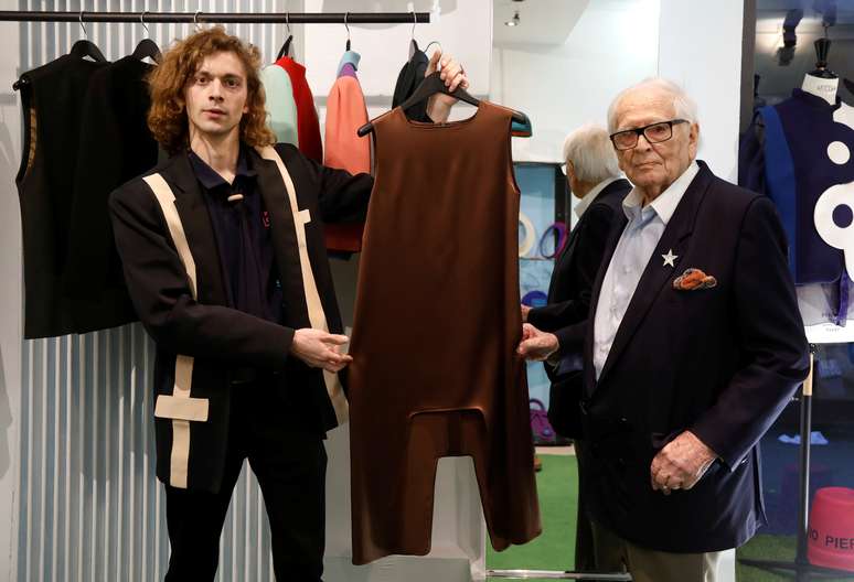 Estilistas Pierre Cardin e Pierre Courtia em Paris
27/02/2020
REUTERS/Charles Platiau