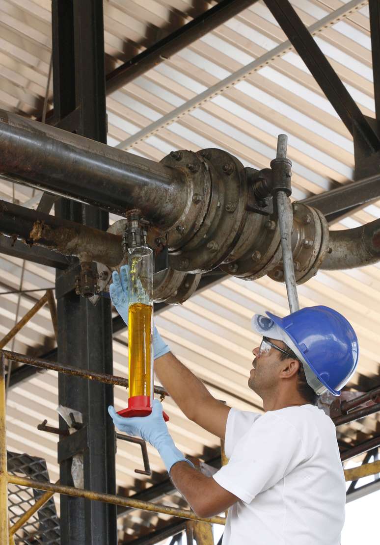 Trabalhador coleta amostra de biodiesel em refinaria em Iraquara (BA) 
31/03/2008
REUTERS/Jamil Bittar