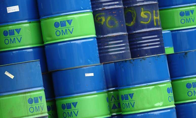 Barris de petróleo em unidade do grupo OMV em Schwechat, Áustria 
21/10/2015
REUTERS/Heinz-Peter Bader