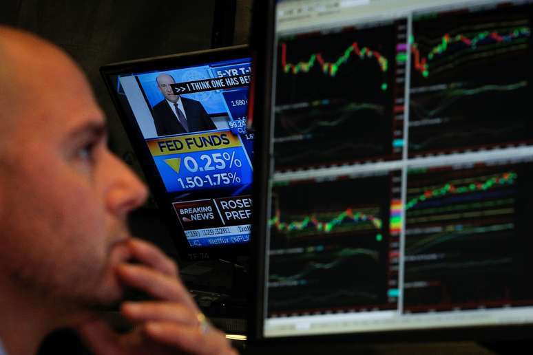 Operador na Bolsa de Valores de Nova York durante anúncio do mais recente corte da taxa de juros norte-americana pelo Fed 
30/10/2019
REUTERS/Brendan McDermid