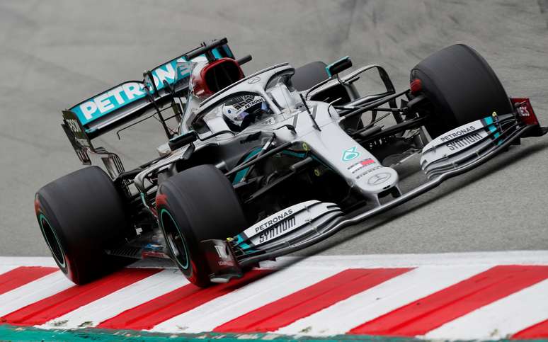 Valtteri Bottas, da Mercedes, durante treinos de pré-temporada em Barcelona
28/02/2020 REUTERS/Albert Gea