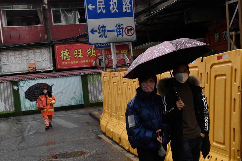 Pessoas usando m&aacute;scaras de prote&ccedil;&atilde;o em Wuhan, na China
28/02/2020 REUTERS/Stringer 