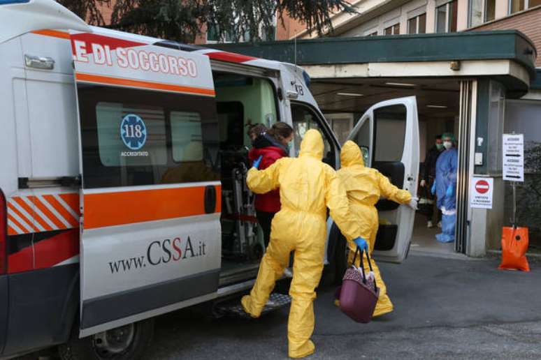 Equipe de pronto-socorro em frente ao Hospital de Pádua, norte da Itália: a província é um dos focos da epidemia de coronavírus no país