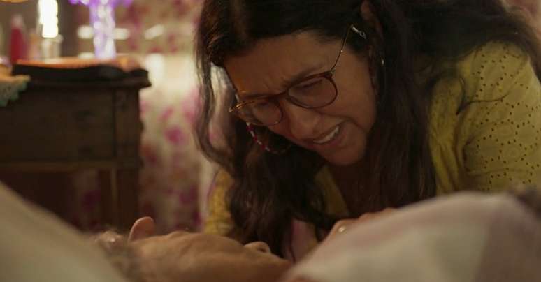  Lurdes (Regina Casé) chora diante do corpo da mãe, Maria (Zezita Matos): o amor e a dor entrelaçados na mesma cena