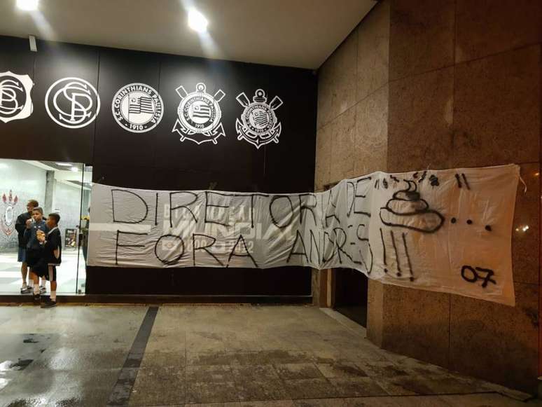 Torcedores querem a saída do presidente Andrés Sanchez do Corinthians (Foto: Divulgação)
