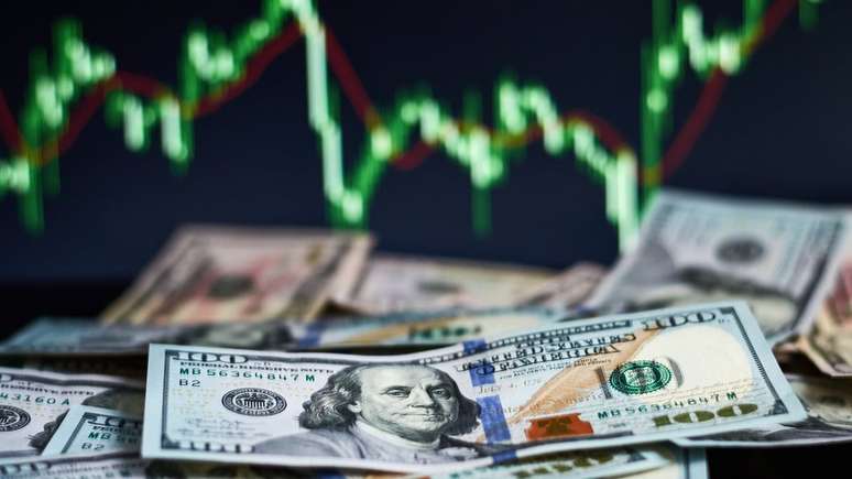 Dólar acumulou alta de 2% na semana, fechando a R$ 4,48; coronavírus, juros baixos e instabilidade política contribuem para aumento