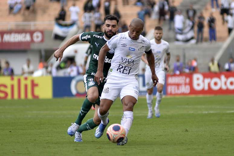 Campeonato Paulista 2020: Carlos Sanches, jogador do Santos, disputa lance com Bruno Henrique, jogador do Palmeiras, durante partida no estádio Pacaembu