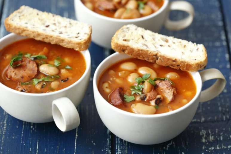 Guia da Cozinha - Caldo de feijão com linguiça