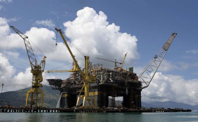 Vista aérea de plataforma de produção de petróleo da Petrobras em Angra dos Reis