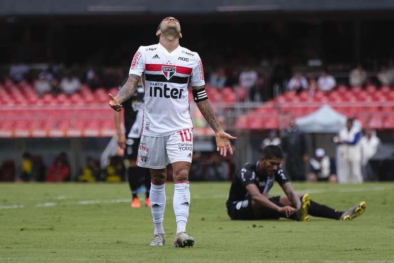 São Paulo x Ponte Preta - jogador Dani Alves, do São Paulo, lamenta chance perdida durante a partida realizada no estádio Morumbi pelo campeonato Paulista 2020