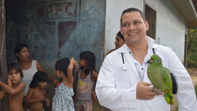 Durante o Mais Médicos, o médico cubano Michel Almaguer Riberón atendeu membros das etnias Asurini, Anambé e Amanaé no município de Tucuruí, no Pará