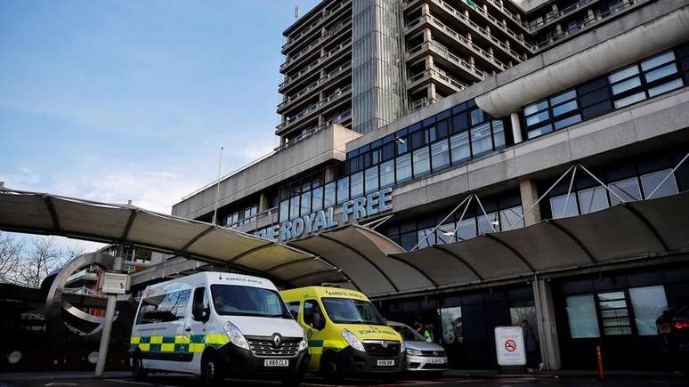 Pacientes com coronavírus na Inglaterra estão sendo tratados no centro especializado no hospital Royal Free, em Londres