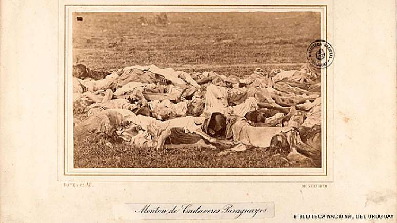 O uruguaio Javier López fotografou cenas da guerra para a Casa Bate & Cía; nesta imagem, corpos de paraguaios mortos em batalha