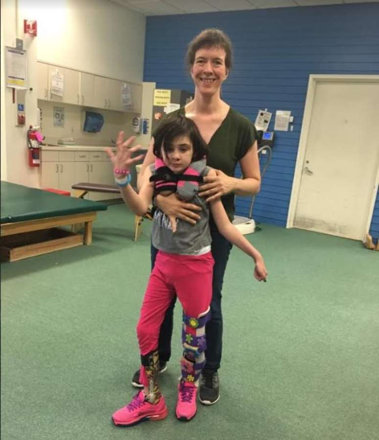 A menina passou 15 meses hospitalizada e teve de reaprender a comer, sentar, ficar em p&eacute; e caminhar. Ela ainda recebe terapia para reaprender a falar, fisioterapia, terapia ocupacional e outros tratamentos