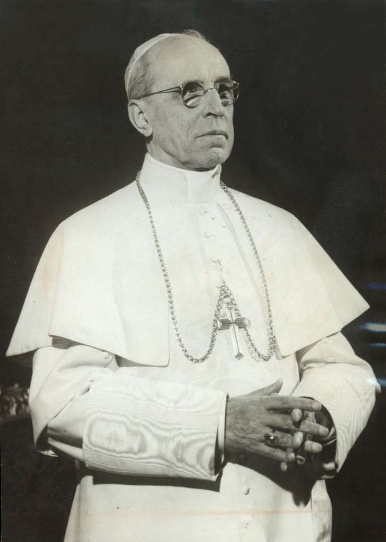 Vaticano irá disponibilizar documentos inéditos sobre o papa Pio XII, acusado de ter ficando em silêncio durante o holocausto