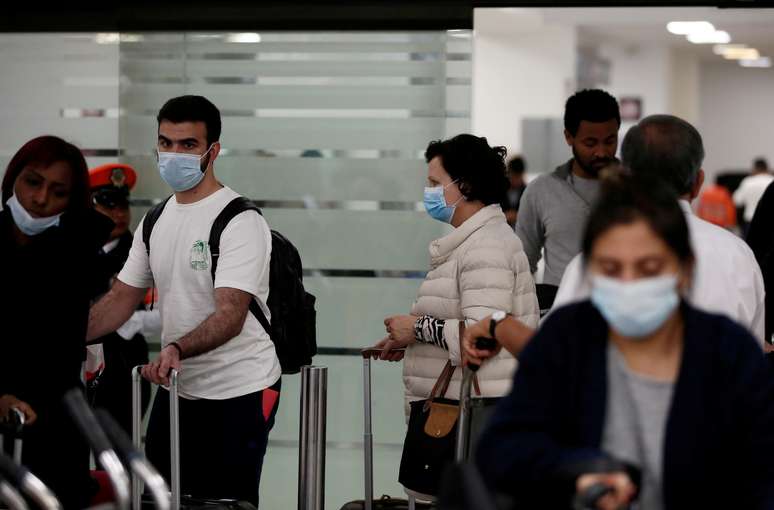 Pessoas com máscara em aeroporto da Cidade do México
04/02/2020
REUTERS/Carlos Jasso