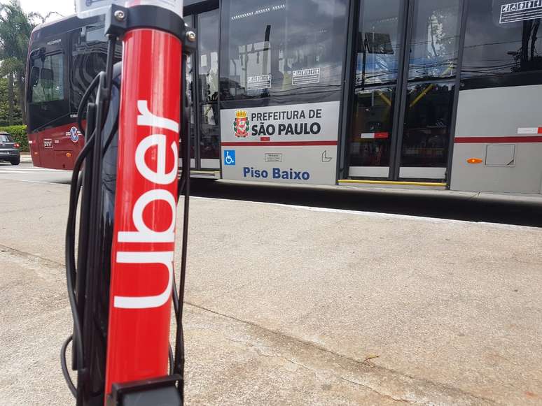 A Uber iniciou operação de serviço de aluguel de patinetes elétricos na cidade de São Paulo nesta segunda-feira, ampliando iniciativa de disponibilizar mais meios de transporte em seu aplicativo.
REUTERS/Peter Frontini