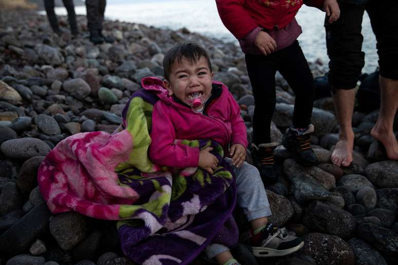 Criança chora em meio a imigrantes do Afeganistão que chegam a ilha grega
02/03/2020
REUTERS/Alkis Konstantinidis