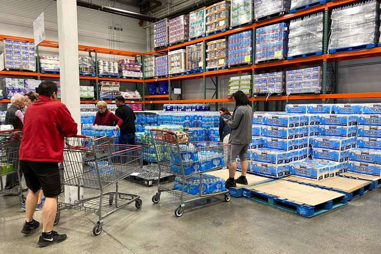 Consumidores compram água e papel higiênico em supermercado na Califórnia
02/03/2020
REUTERS/Mike Blake