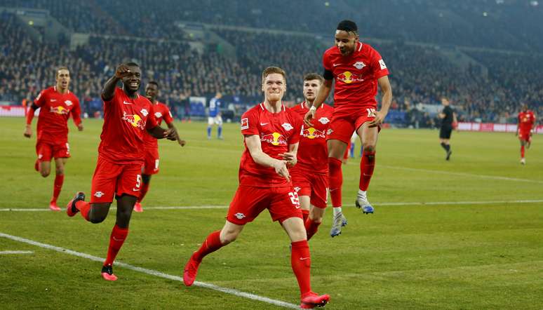 Jogadores do Leipzig comemoram gol contra o Schalke 04
22/02/2020
REUTERS/Leon Kuegeler