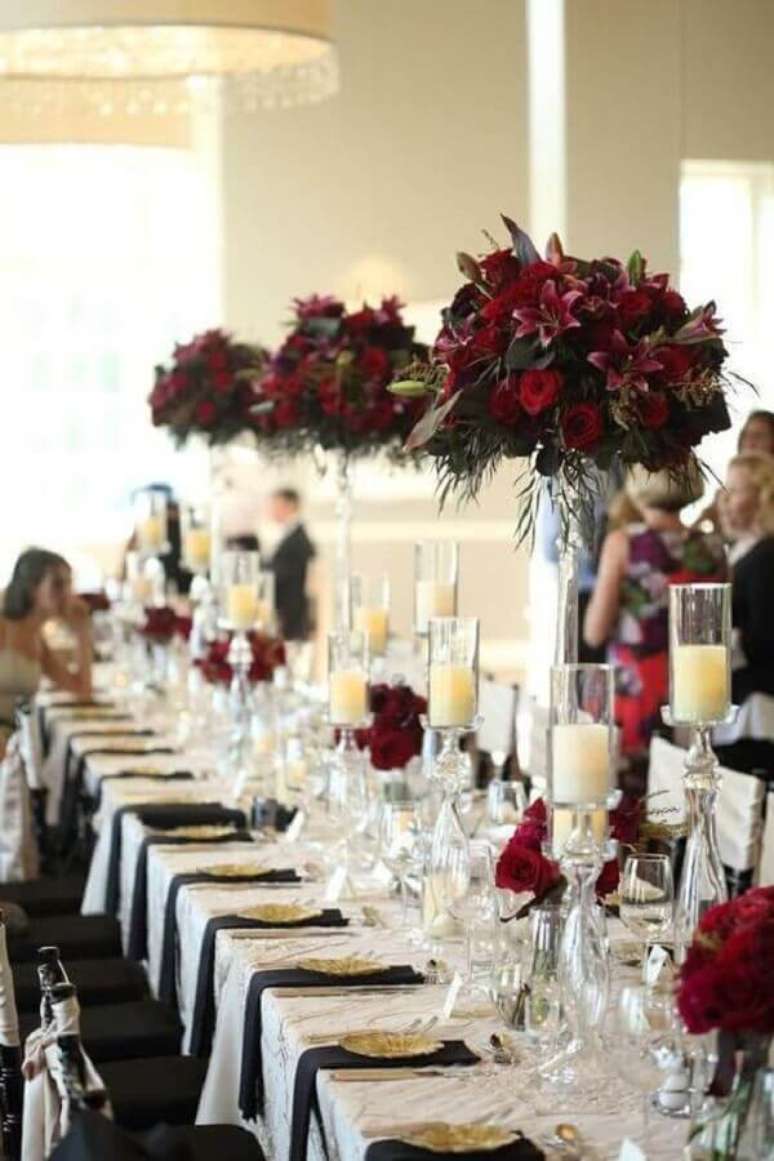 10. Cores para casamento com arranjo de flores em tonalidades mais escuras também podem ser usadas para festa de casamento de dia – Foto: Pinterest