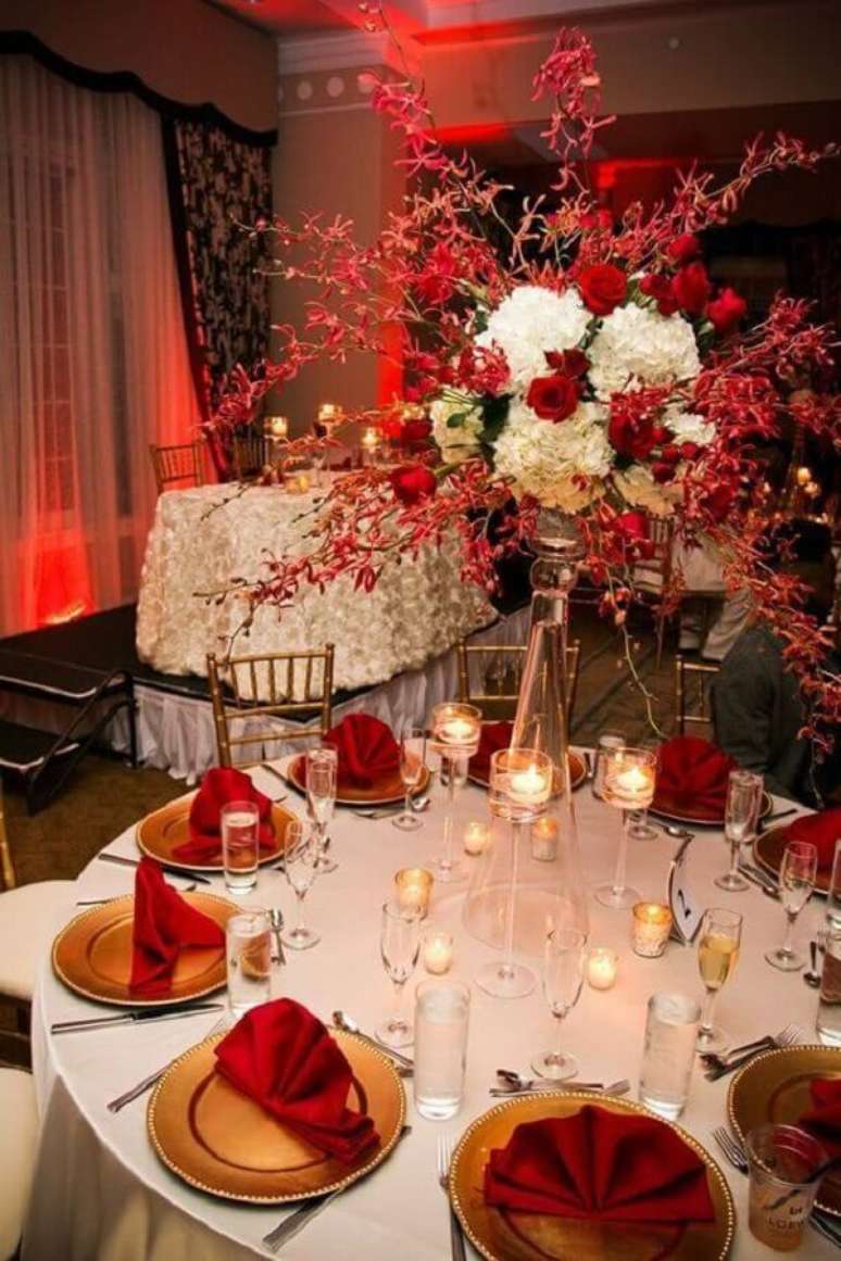 6. Tons de vermelhos são muito usados como cores para casamento a noite – Foto: Viva la Rosa