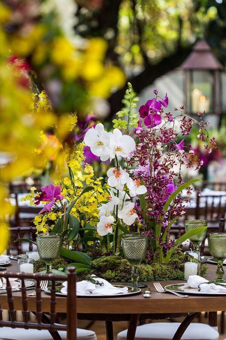 13. Decoração com arranjo de flores coloridas para casamento – Foto: Constance Zahn