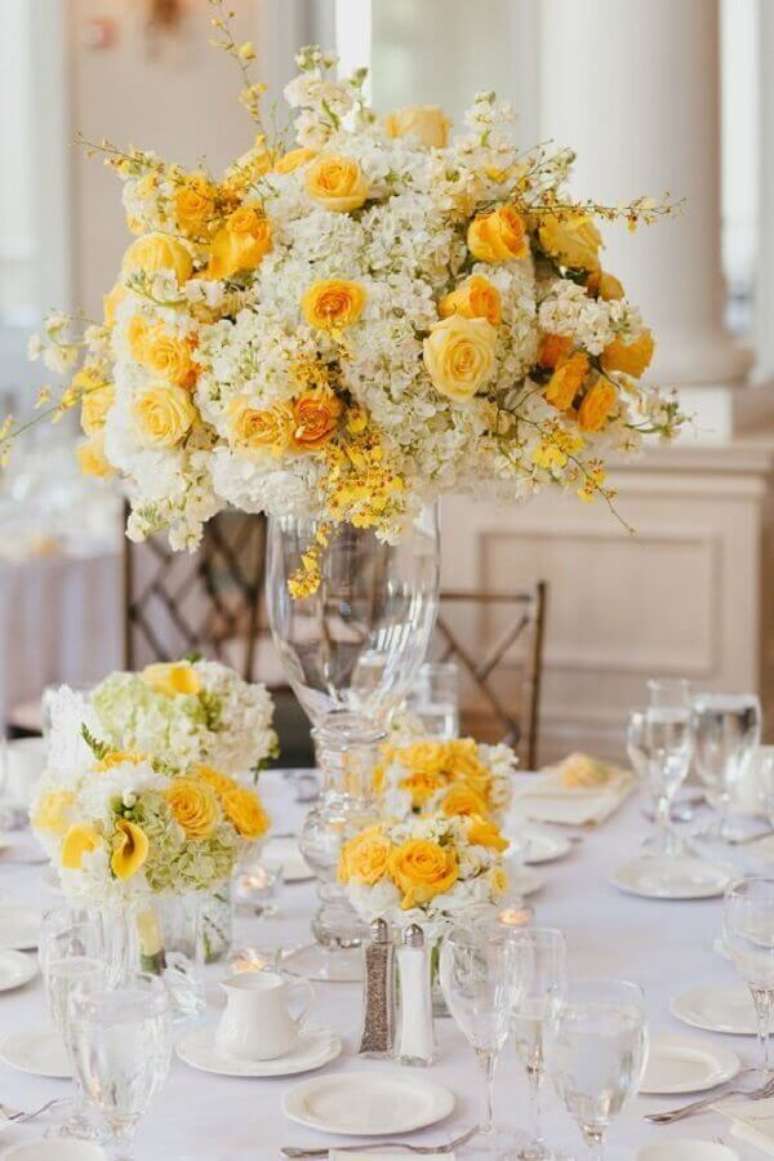 15. Arranjo de rosas brancas e amarelas para decoração de festa de casamento – Foto: Casa, Comida e Roupa Espalhada