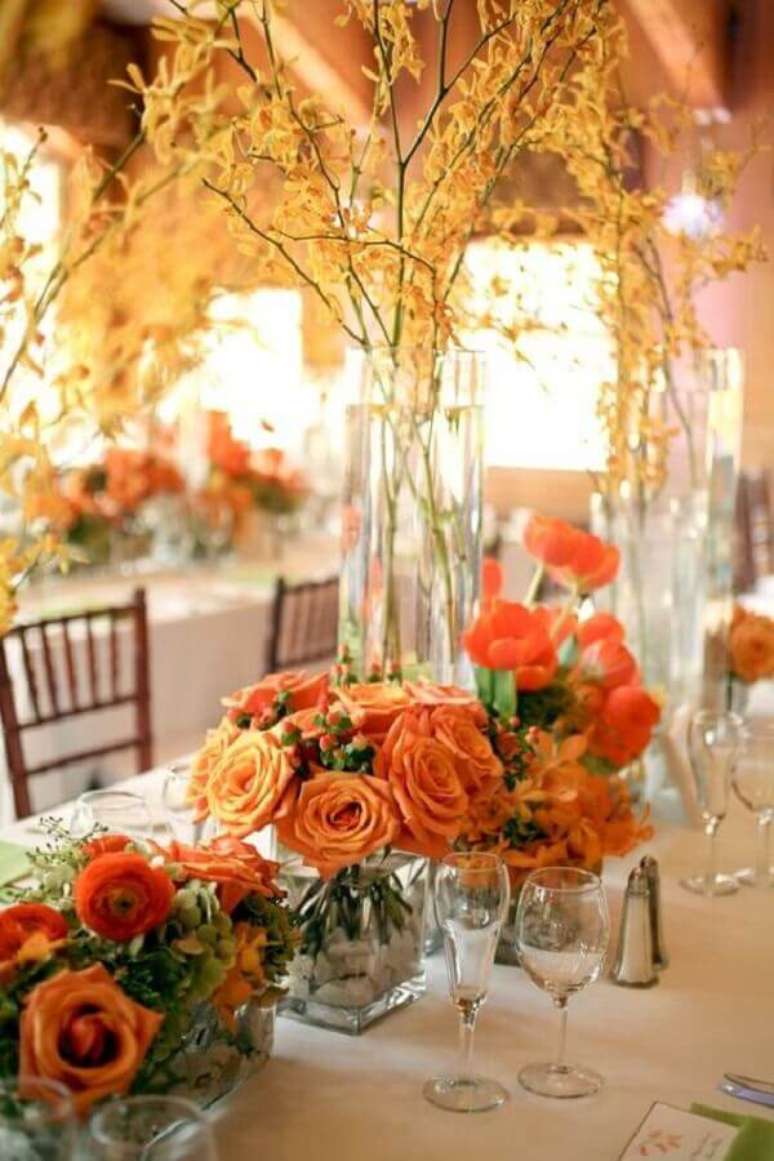 16. Tons de laranja tamb&eacute;m s&atilde;o muito usados em cores para festa de casamento de dia &ndash; Foto: Elizabeth Anne Designs