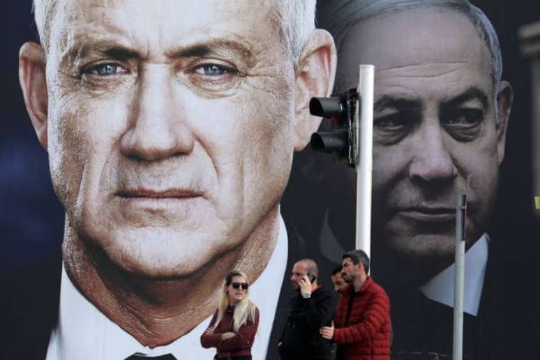 Banners de Benny Gantz e Benjamin Netanyahu em Tel Aviv, Israel