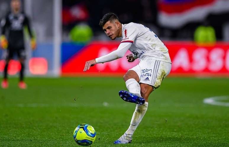 Bruno Guimarães assinou com o Lyon em janeiro e vem se destacando no Francês (Foto: Divulgação/Lyon)