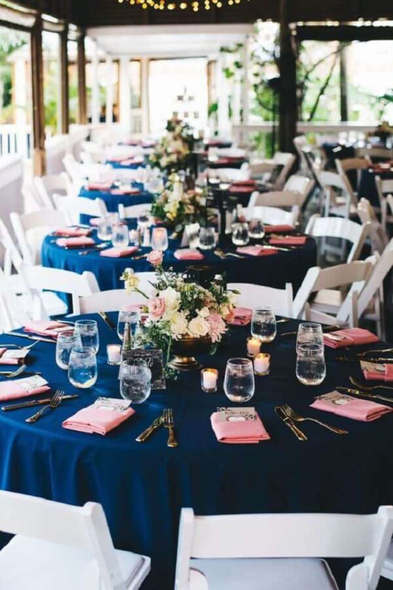 24. Cores de decoração de casamento em azul e rosa – Foto: Rock My Wedding