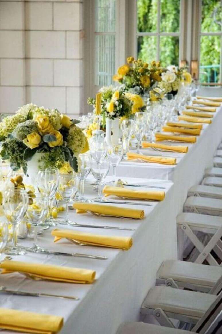 26. Cores para casamento em amarelo e branco – Foto: Country House Wedding Venues