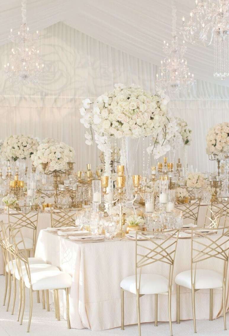 28. O branco e dourado são cores para casamento que deixam o ambiente super sofisticado – Foto: Pinterest