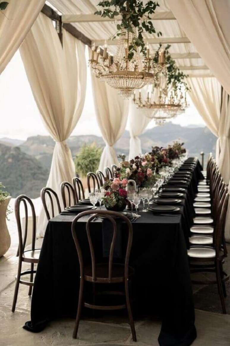 30. Decoração sofisticada com cores para festa de casamento moderna com toalha de mesa preta – Foto: Junebug Weddings